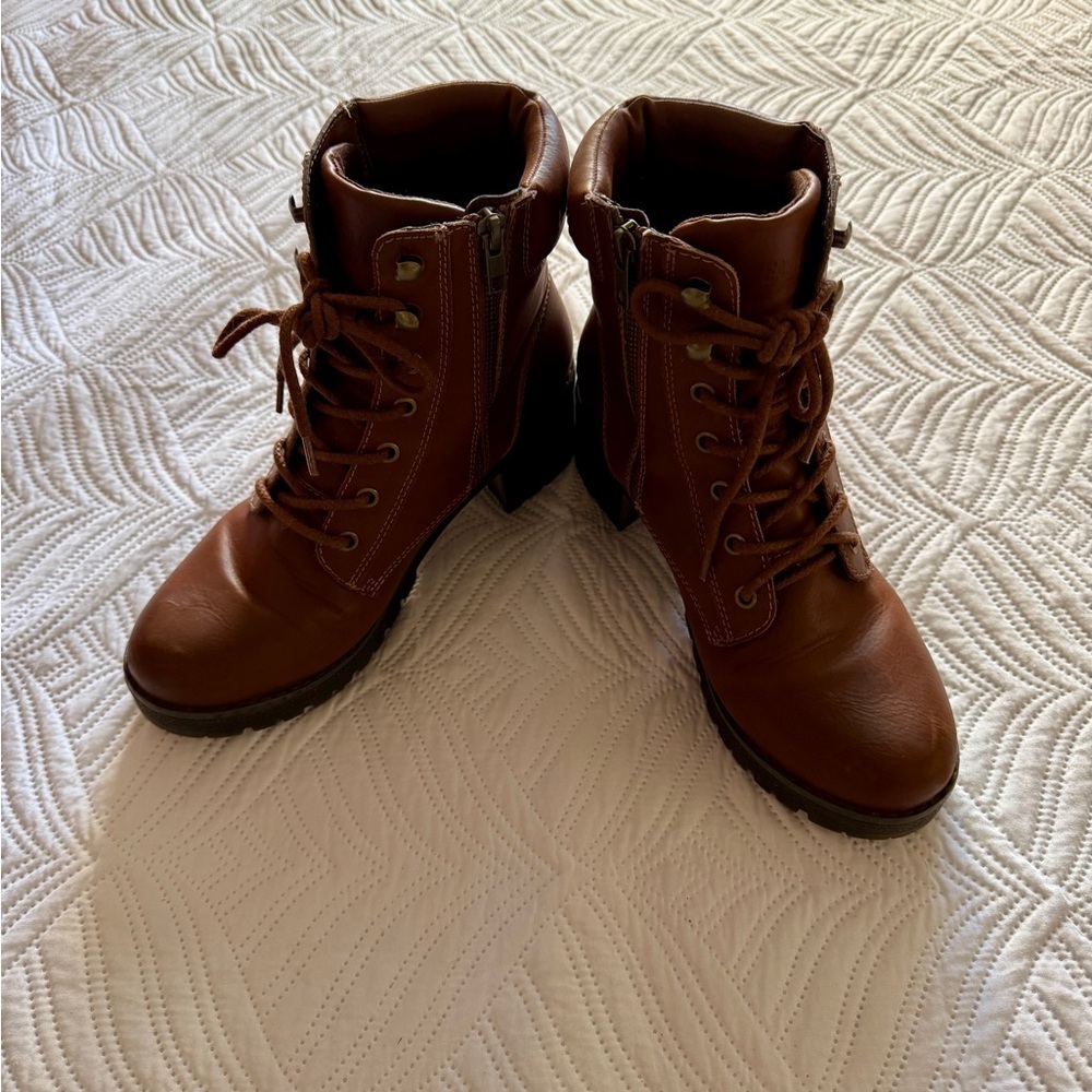 Eastland Women’s Brown Faux Leather Mid Calf Lace Up Boots. Size 9
